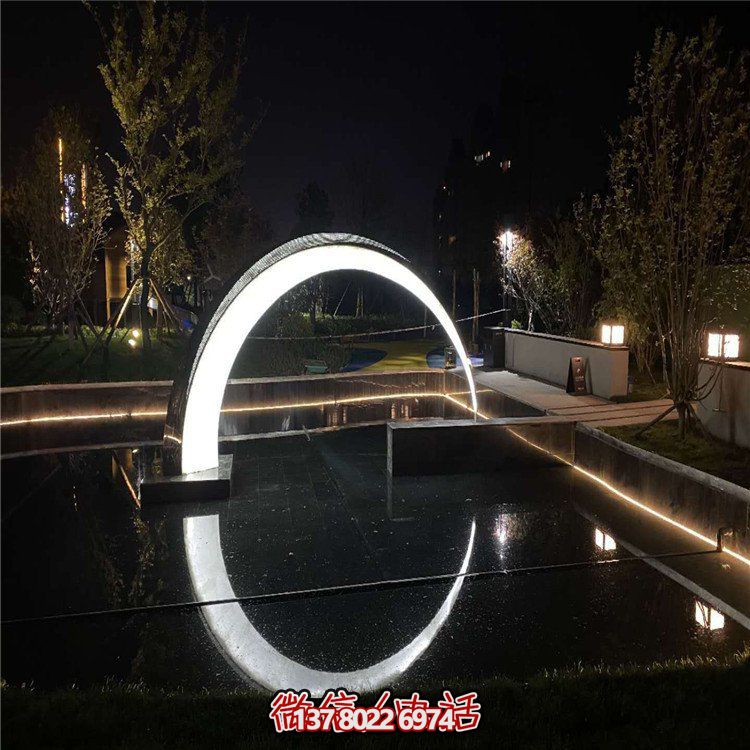 月牙形不銹鋼雕塑，美化城市水景