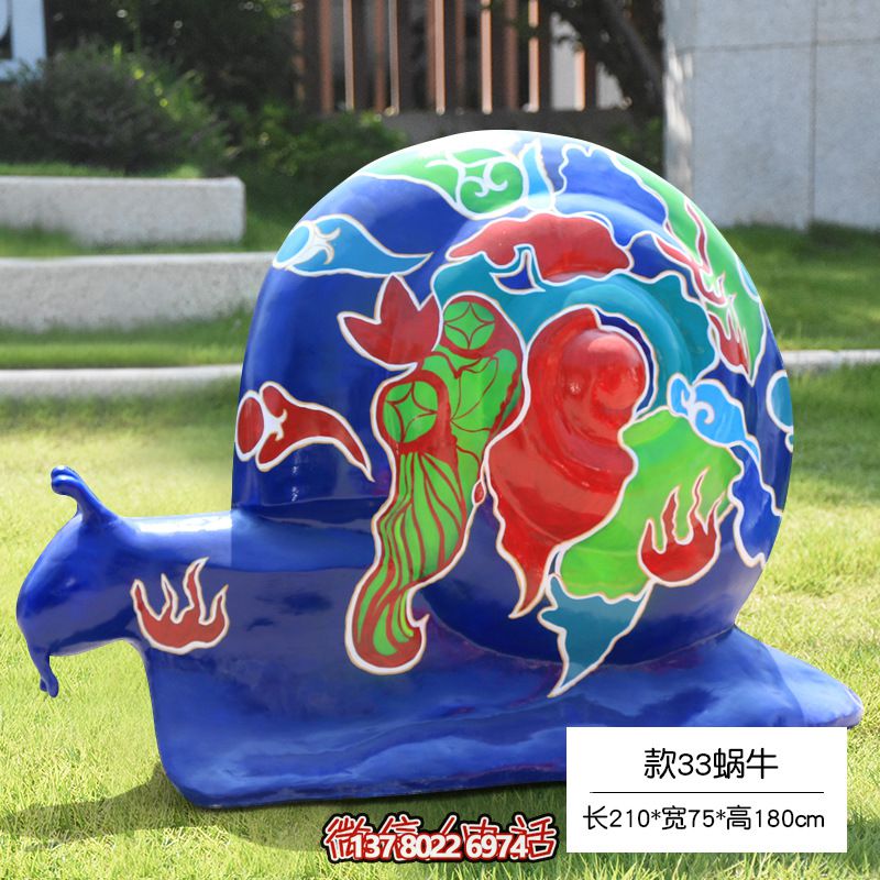 縮小的玻璃鋼彩繪蝸牛雕塑，地上擺放草