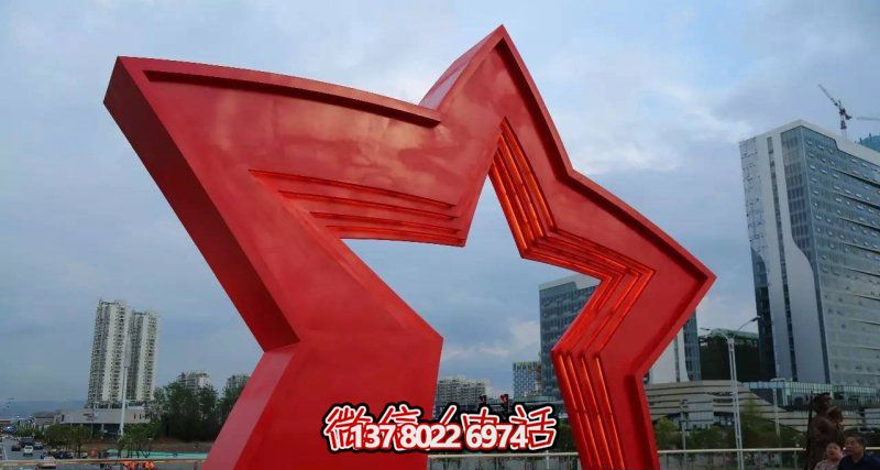 不銹鋼雕塑拱門，點綴景觀廣場