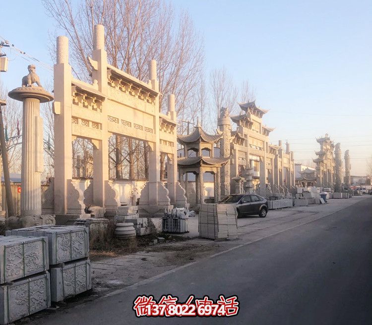 大理石門牌樓，點綴村莊入口