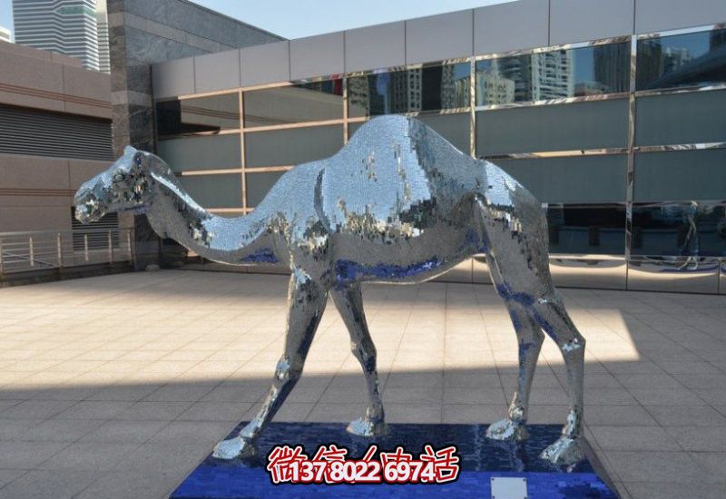 不銹鋼駱駝雕塑，為廣場添彩