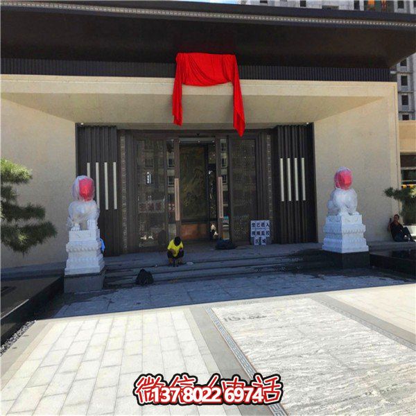 精美大型漢白玉石獅子雕刻門墩，為別墅門口增添雅致氣息