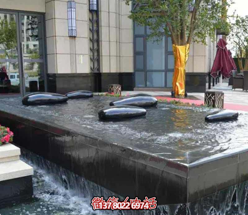 創意水中鵝卵石雕塑，為酒店池塘帶來抽象美感