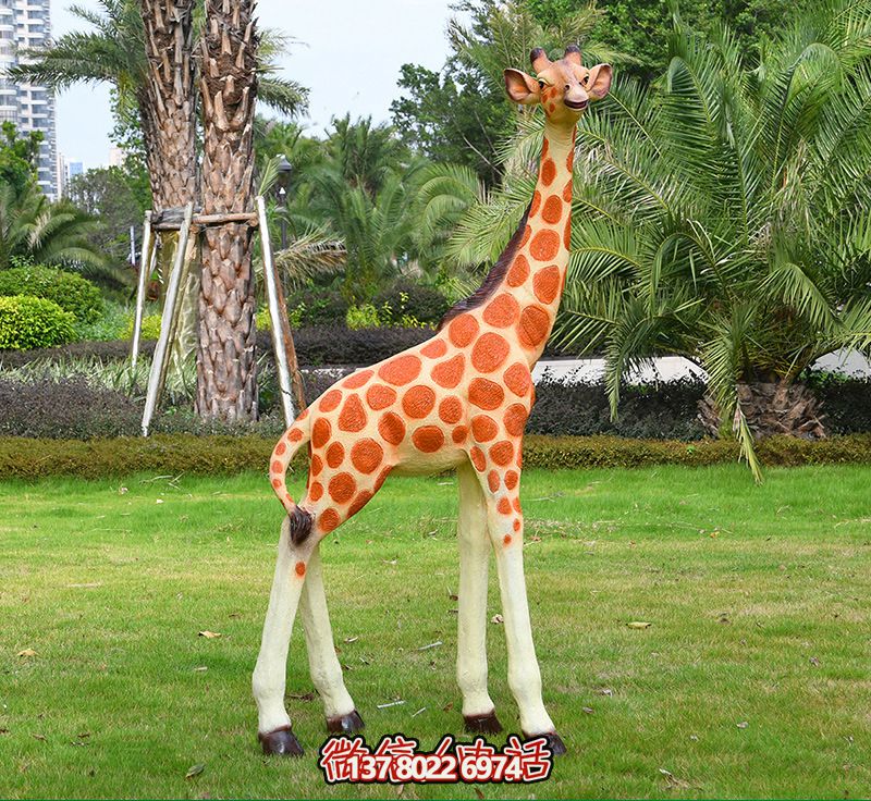 藝術(shù)化玻璃鋼仿真大型長(zhǎng)頸鹿雕塑,點(diǎn)綴綠色草坪,讓公園更加美觀(guān) 藝術(shù)化玻璃鋼仿真大型長(zhǎng)頸鹿雕塑,點(diǎn)綴綠色草坪,讓公園更加美觀(guān)