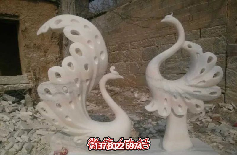 不銹鋼鏤空孔雀雕塑，點綴公園湖邊