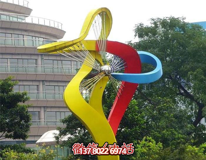 美輪美奐的不銹鋼彩虹舞景觀雕塑，點綴小區環境