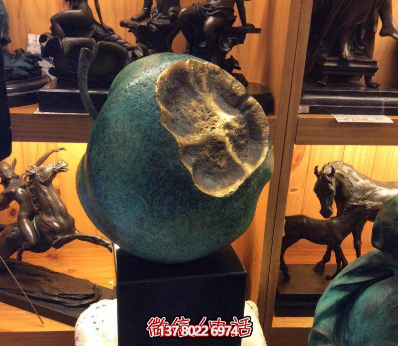 美麗寧靜，自然綠意——欣賞公園銅雕景觀，享受一口新鮮蘋果