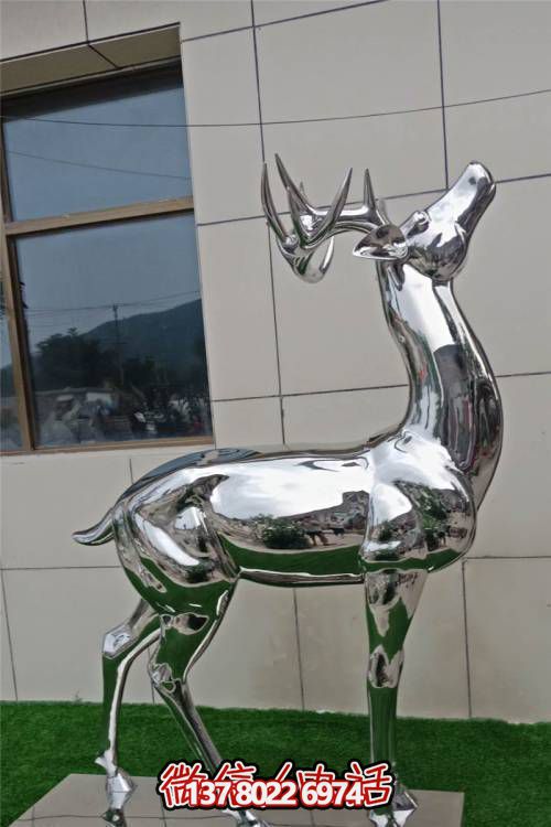 鏡面不銹鋼裝飾別墅小區，為景觀鹿提供寧靜安家之所