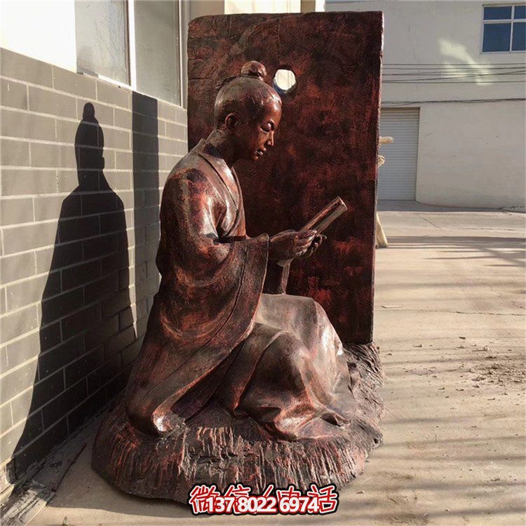 創(chuàng)意銅雕鑿人物看書借光雕塑，點亮景區(qū)美好氛圍