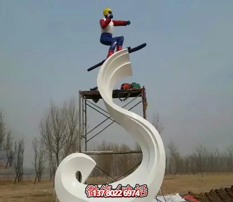 彩繪不銹鋼雕塑，把滑雪運動主題人物雕刻到廣場上