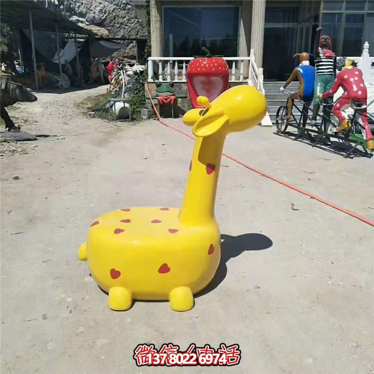 玻璃鋼長頸鹿擺件，安全可靠、適用于多種場景