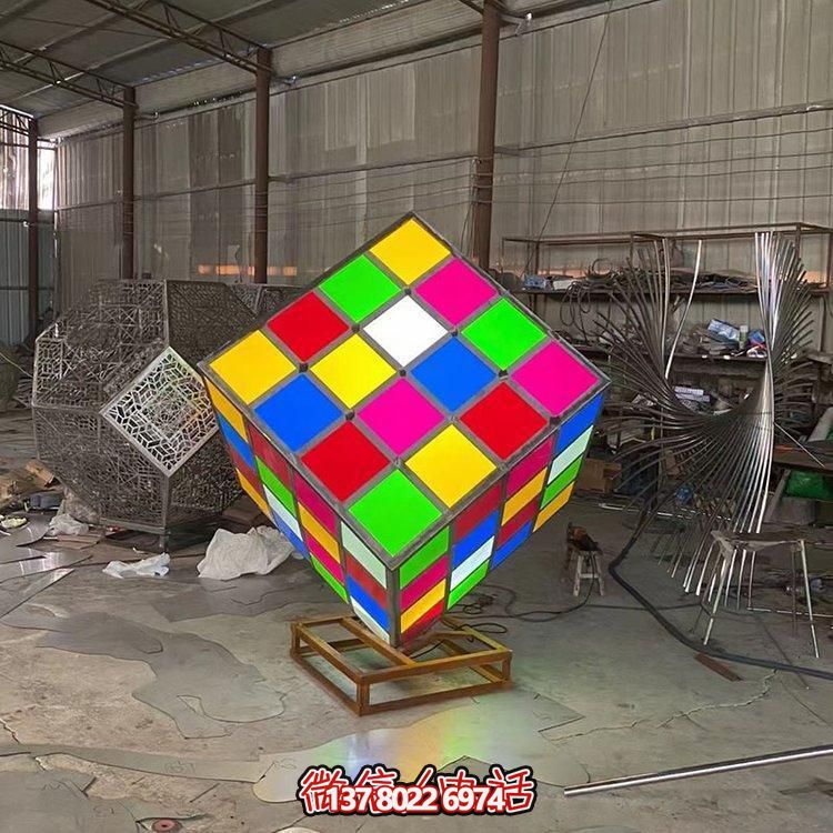 不銹鋼彩繪魔方景觀雕塑，點(diǎn)綴校園廣場