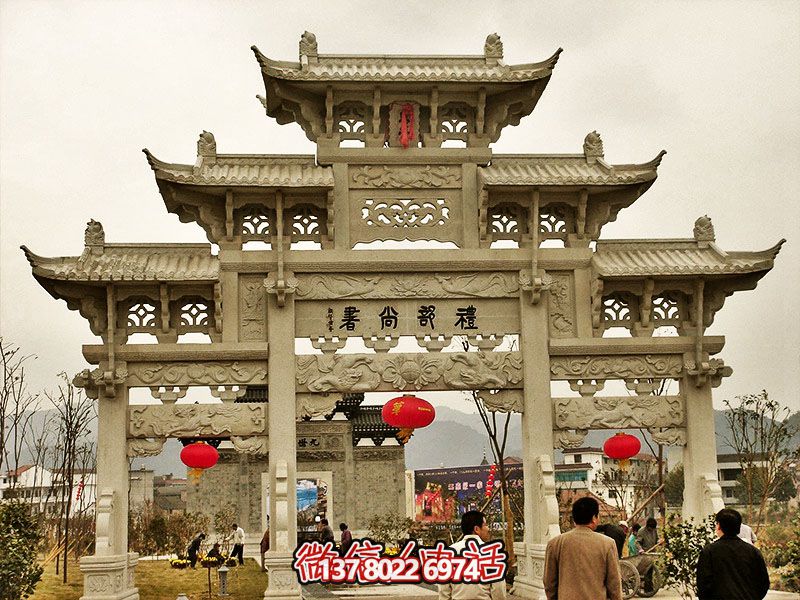 鏤空三門牌坊，點綴城市廣場