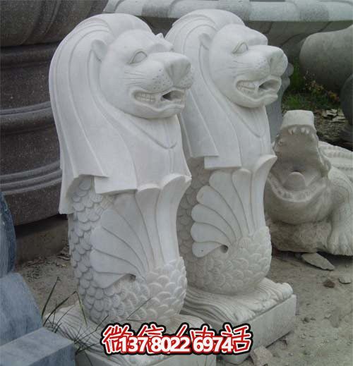 水池邊擺放的青石石雕創(chuàng)意魚(yú)尾獅雕塑