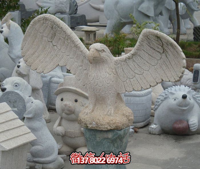 動(dòng)物園一只飛翔的石雕老鷹雕塑