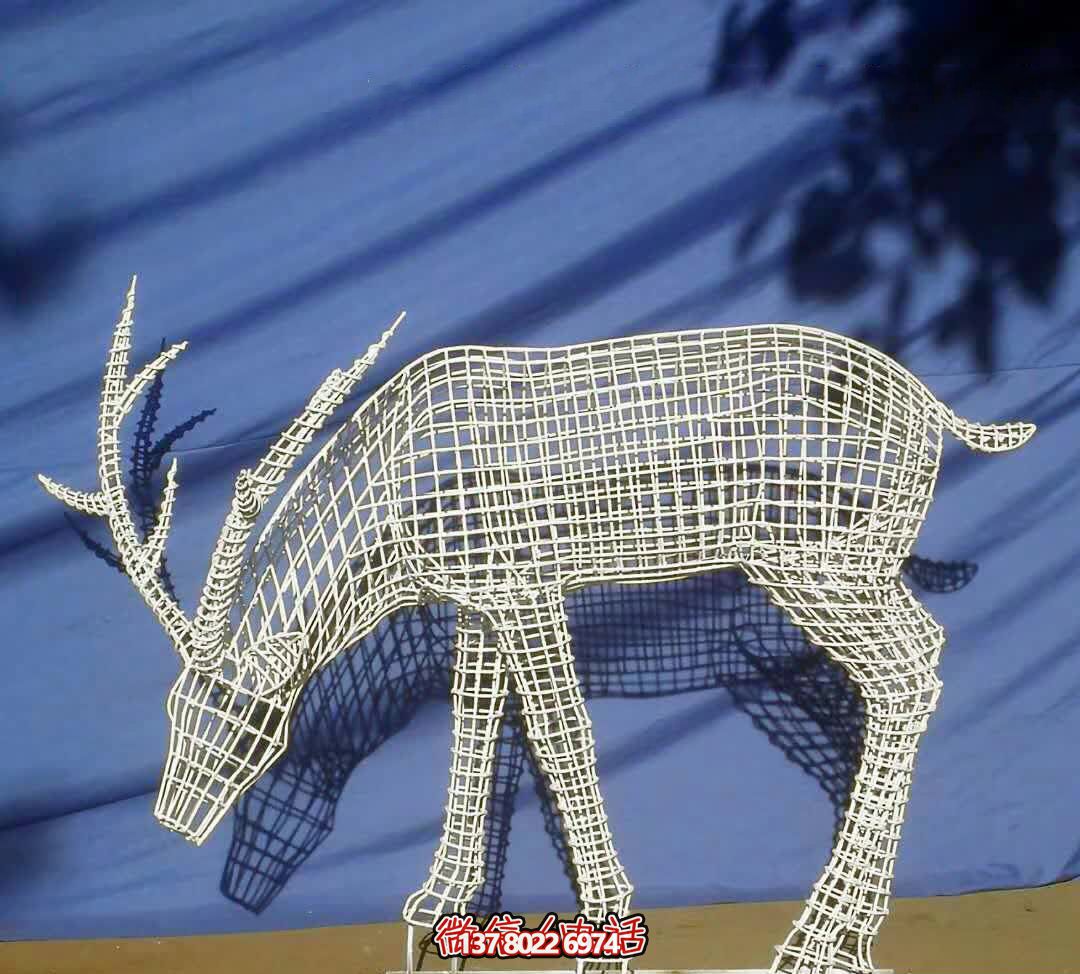 公園內景區不銹鋼鏤空低頭的梅花鹿雕塑 公園內景區不銹鋼鏤空低頭的梅花鹿雕塑