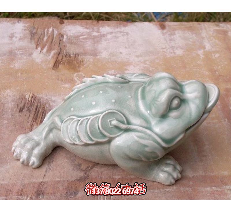 室內(nèi)擺放的叼著一串銅錢的玻璃鋼創(chuàng)意金蟾雕塑 室內(nèi)擺放的叼著一串銅錢的玻璃鋼創(chuàng)意金蟾雕塑