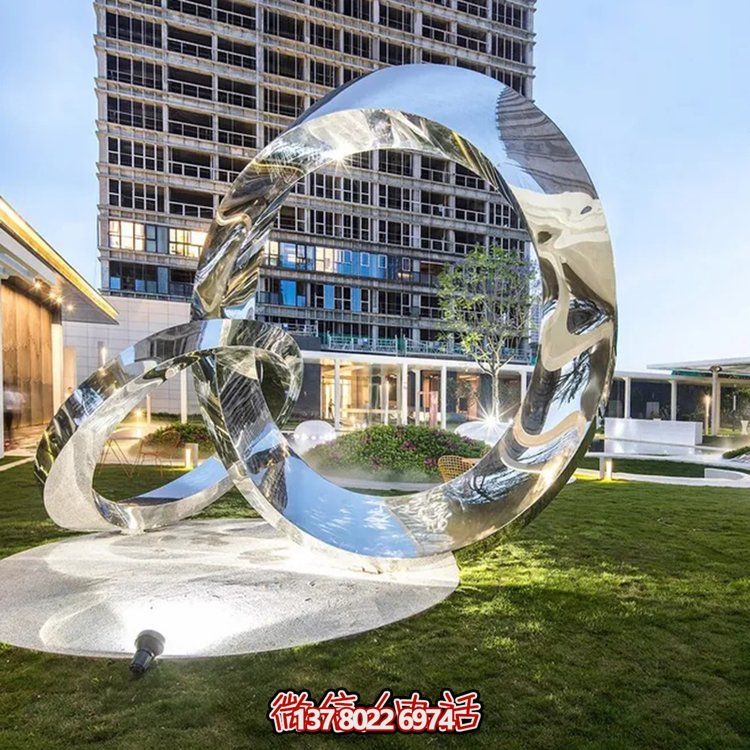 酒店會所草地擺放不銹鋼鏡面圓環(huán)藝術景觀雕塑