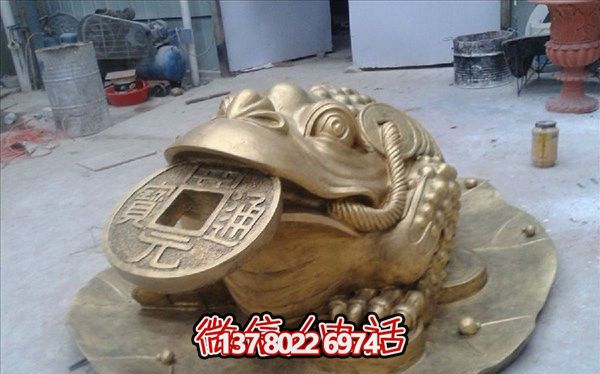 公園園林?jǐn)[放的玻璃鋼噴漆金蟾雕塑 公園園林?jǐn)[放的玻璃鋼噴漆金蟾雕塑